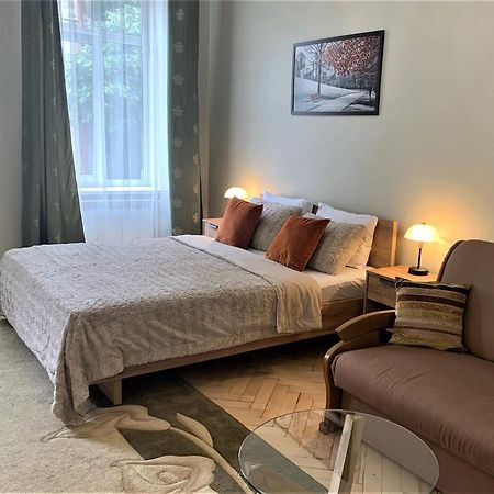 Glorious Apartment Near The Old City Лвив Екстериор снимка