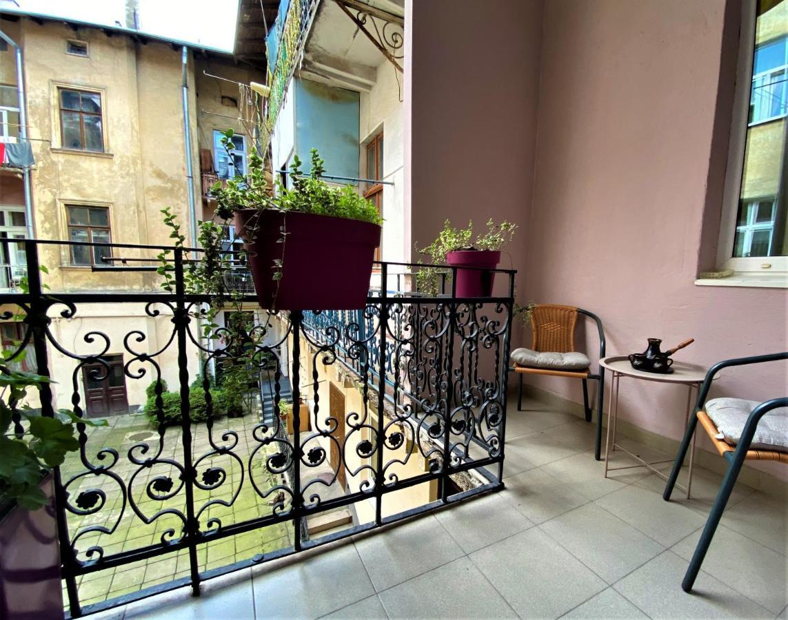 Glorious Apartment Near The Old City Лвив Екстериор снимка