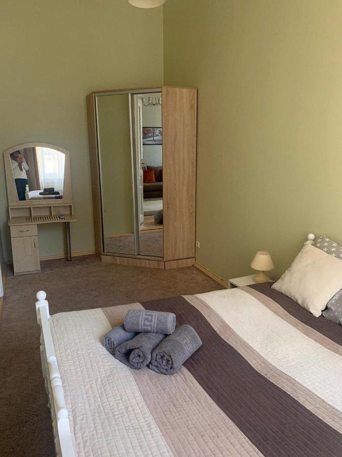 Glorious Apartment Near The Old City Лвив Екстериор снимка